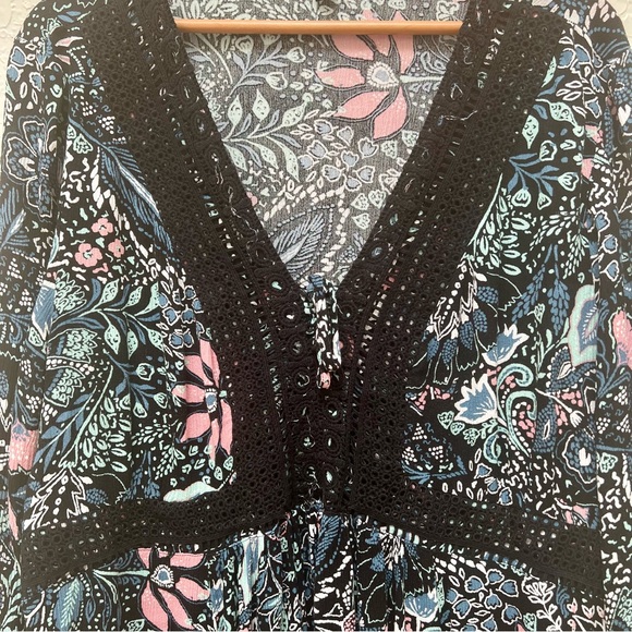 Torrid‎ Floral Print Crochet Trim Long Sleeve Blouse Top - Picture 3 of 8